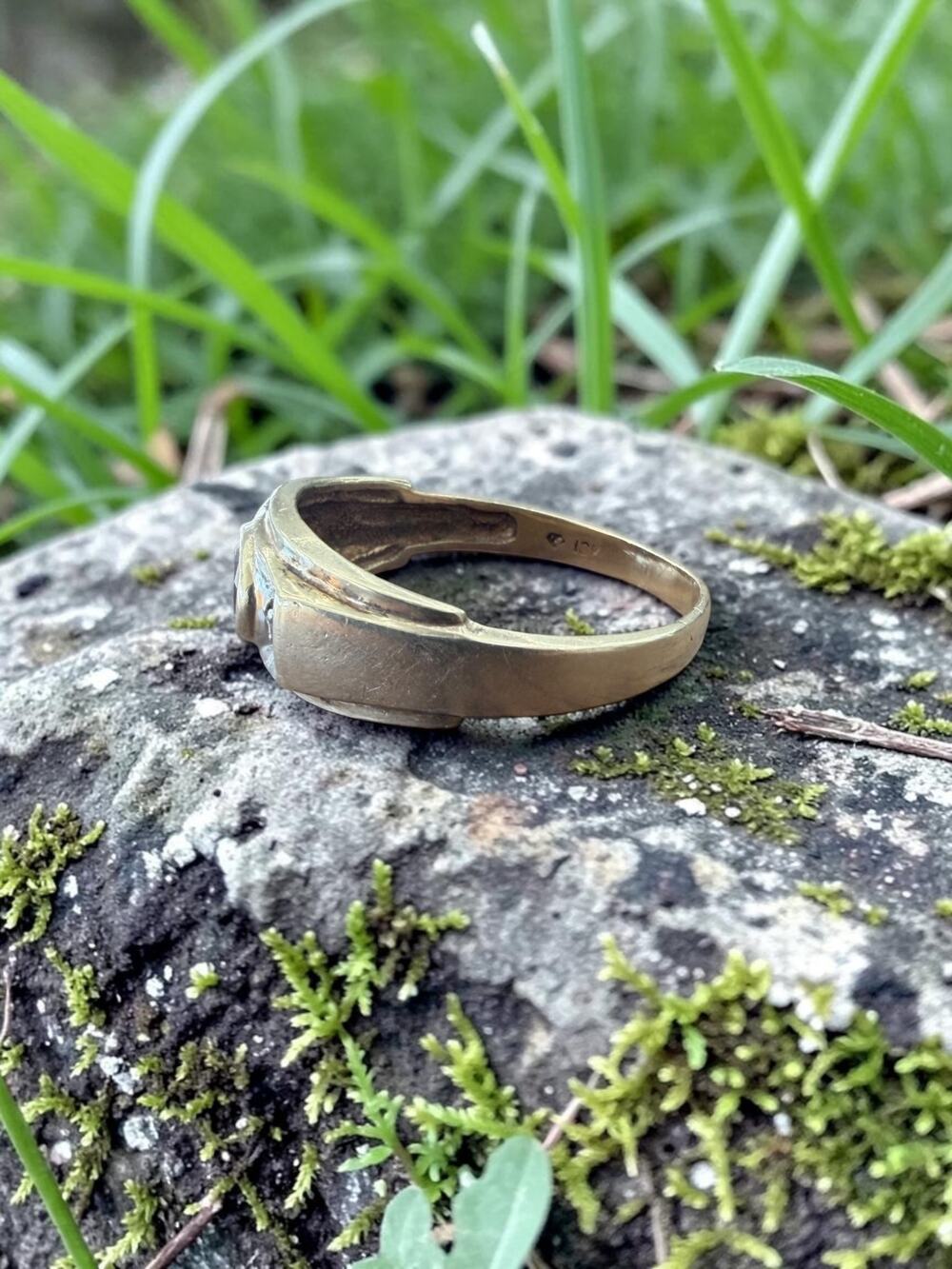 Vintage 10k Gold Garnet‎ and Diamond Ring - Picture 5 of 9